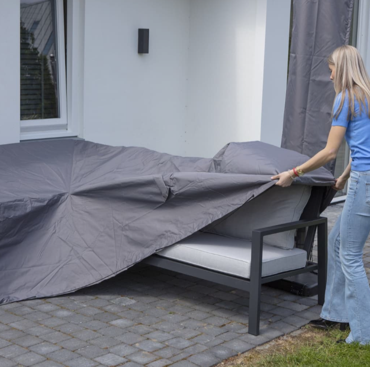 Abdeckplanen für Loungemöbel und Gartenmöbel aller Größe auf www.atiaro.com
