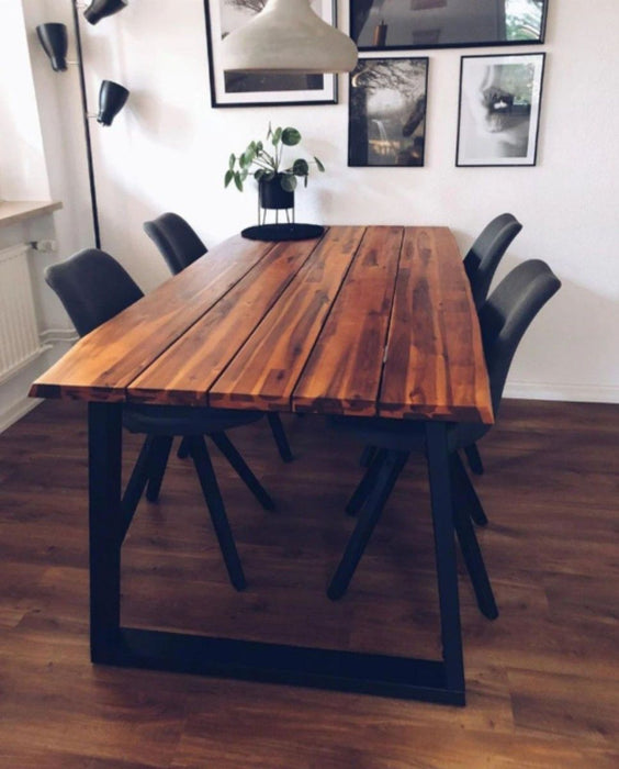 Esszimmertisch Baumkannte "Nibiri" aus massivem Akazienholz in Braun Schwarz